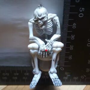 מחזיק מפתחות שלד מעשן בשירותים